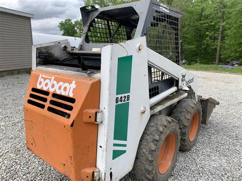 The <b>642B</b> <b>Bobcat</b> skid steer is shown on the left with a bucket attachment. . Bobcat 642 vs 642b